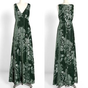 Never been worn! Tag still on. Size small beautiful green velvet gown.
